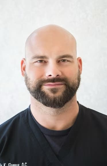 El Dr. Chris Giannos, médico quiropráctico en Omni Wallingford