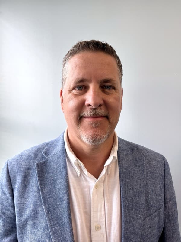 El Dr. James Davis, médico quiropráctico en Omni Milford