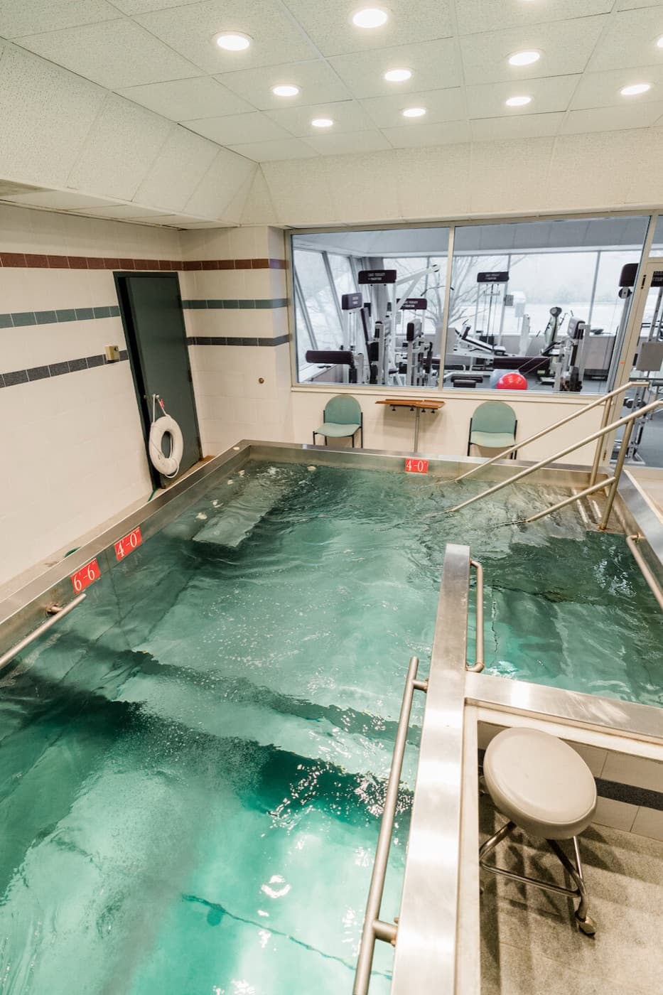 La piscina de terapia acuática de agua tibia de Omni en Wallingford